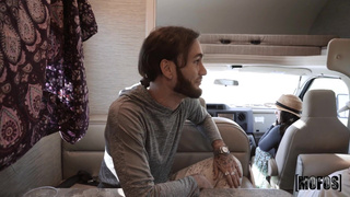 Старший брат ебет младшую сестру во время семейного путешествия на машине