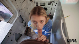 Охренеть, грудастая блондинка публично отдалась продавцу в фургоне с мороженым