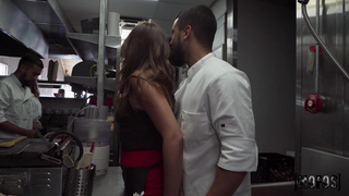 Блядливая официантка в первый рабочий день дала повару на кухне и клиенту в зале