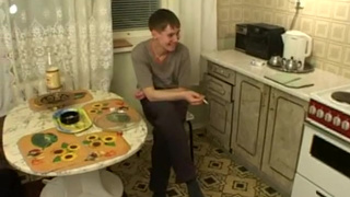 Толпа парней толпой трахают зрелую соседку на кухне