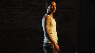 Перед сексом со своим парнем, красотка берет в рот у группы мужиков