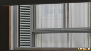 Женщина заметила что на ее голые огромные буфера мастурбирует мужчина